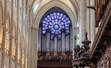 Një vështrim në katedralen e restauruar Notre Dame në Paris (FOTOT)