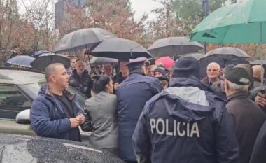 Tensione tek protesta e opozitës te bashkia e Tiranës pasi policia hapi rrugën për makinat…