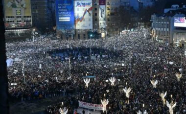 “Vuçiç ik”, protestë masive në Beograd, studentëve u bashkohen edhe fermerë e artistë