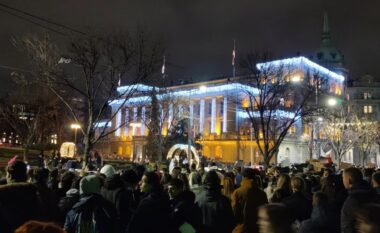 Protestë para ndërtesës së Presidencës së Serbisë gjatë fjalimit të Vuçiç