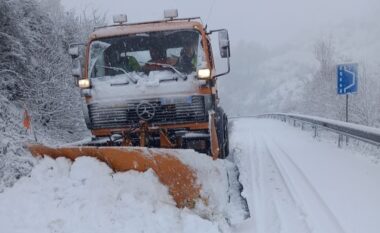 Reshje masive dëbore në disa zona të qarkut Shkodër, probleme në qarkullim