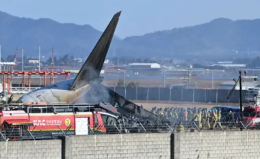 Tragjike në Korenë e Jugut/ Avioni përplaset me murin në aeroport, humbin jetën 120 persona (VIDEO)