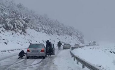 Reshje të dendura bore, disa automjete të bllokuara në aksin Kukës-Krumë