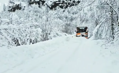 Reshjet e dëborës në Veri/ Rama apel drejtuesve të mjeteve: Respektoni rregullat e qarkullimit rrugor (VIDEO)