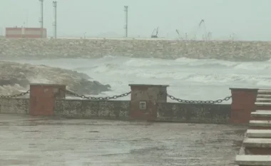 Porti i Durrësit përfshihet nga reshjet e dendura të shiut, pezullohet lundrimi për mjetet e tonazhit të rëndë