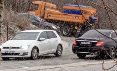 Reshjet e dëborës përfshijnë bypassin e Murrizit/ Vështirësohet qarkullimi, Rrugorja thirrje shoferëve: Përdorni goma dimërore dhe zinxhirë