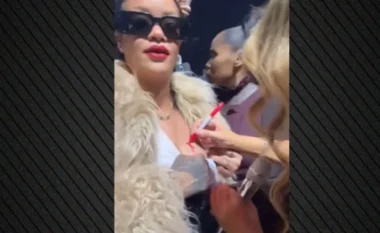 Mariah Carey nënshkruan autograf në gjoksin e Rihannës (VIDEO)