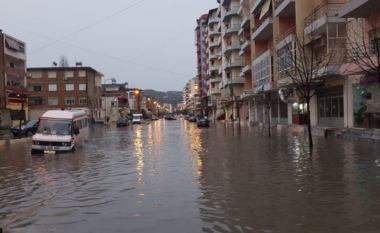 Situata e motit në vendin tonë/ Bashkia e Vlorës: Reshje shiu me instensitet të lartë, ja zonat nuk duhet nuk duhet të parkoni makinat