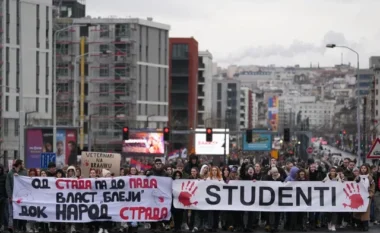 Protestat kundër qeverisë në Serbi, studentët dhe mijëra qytetarë bllokojnë autostradën kryesore të Beogradit