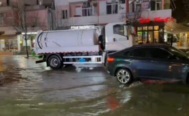 Përmbyten rrugët në Vlorë, vështirësohet qarkullimi i automjeteve, trotuaret të pakalueshme nga qytetarët