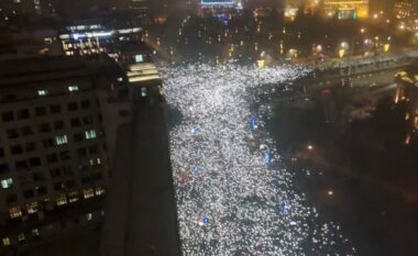 VIDEO/ Studentë dhe qytetarë protestë kundër qeverisë dhe Vuçiç, qindra mijëra njerëz bllokojnë rrugët e Beogradit