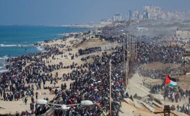 Qindra mijëra palestinezë kthehen në pjesën veriore të Gazës