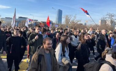 Studentët serbë vazhdojnë protestat, marshojnë drejt Novi Sadit