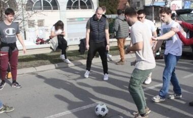 Studentët në Beograd protestojnë, gatuajnë dhe luajnë futboll në mes të rrugës