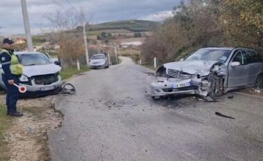 Përplasen dy makina në aksin Fier-Libofshë, plagoset një nga shoferët