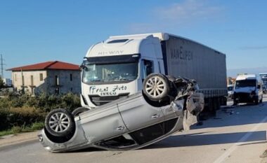 Makina përplaset me kamionin në aksin Shkodër-Lezhë, mbeten të plagosur 2 persona