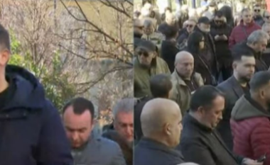 Protesta te bashkia/ Blushi: Veliaj e ka prerë biletën vetëm vajtje, do ikë aty ku nuk do dalë më