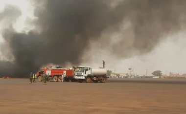 E rëndë në Sudanin Jugor/ Bie avioni gjatë nisjes, 18 persona humbin jetën