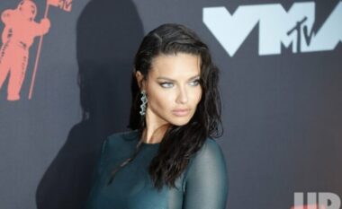 Adriana Lima paralajmëron fansat se një mashtrues që po prezantohet si ajo, po u kërkon njerëzve para në emër të saj