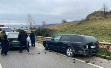 Aksident i trefishtë në aksin Pogradec-Qafë Thanë, katër persona dërgohet me urgjencë në spital