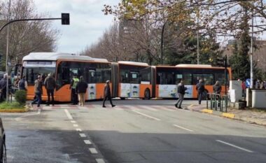 Bllokohet qarkullimi në Tiranë, autobusi ngec në kryqëzim