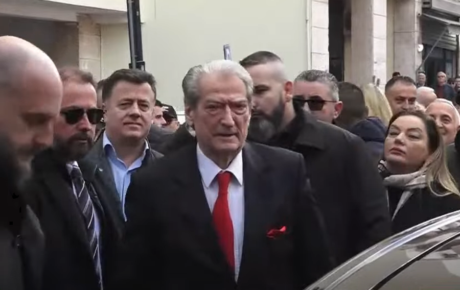 Berisha paraqitet në SPAK, pritet me ovacione nga militantë të PD-së para Prokurorisë së Posaçme