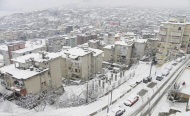 Reshjet e dëborës në Korçë/ Problematika në disa akse, ndërprerje e përkohshme e energjisë elektrike