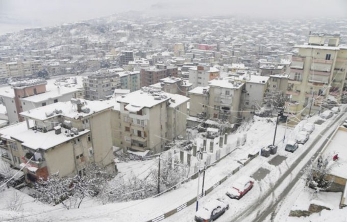 Reshjet e dëborës në Korçë/ Problematika në disa akse, ndërprerje e përkohshme e energjisë elektrike