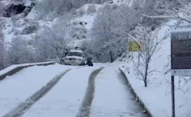 Dëbora zbardh Kukësin/ Probleme me qarkullimin në zonat e thella, disa fshatra pa energji elektrike