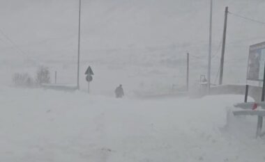 Reshje dëbore, temperatura të ulëta dhe erëra të forta në Kukës, qindra banorë të bllokuar