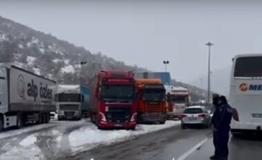 Ngricat dhe bora/ Pas orëve të gjata pritjeje në Kapshticë, lejohet kalimi i kamionave drejt Greqisë