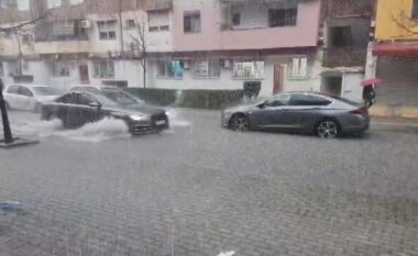 Reshje të dendura shiu në Durrës, bllokohet zona rreth stadiumit