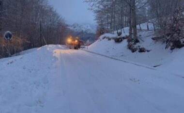 Dëbora mbërthen Shqipërinë, ja akset e bllokuara nga reshjet