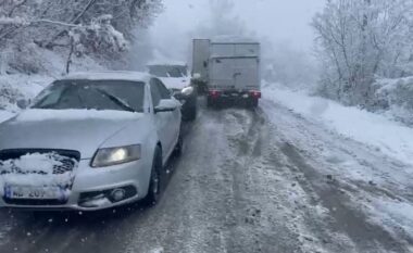 Reshjet e dëborës/ Gjashtë fshatra të bllokuara në qarkun Dibër, shkollat i rikthehen mësimit