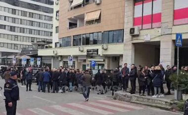 Demokratët gati për protestë/ Blindohet SPAK, mbërrijnë protestuesit e parë, pritet paraqitja e Berishës