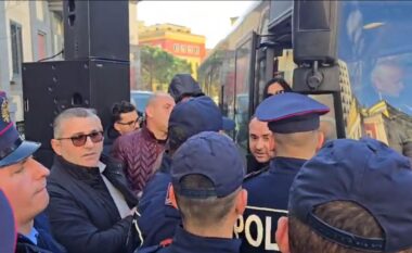 Protesta e opozitës para Bashkisë Tiranë, përplasje me qytetarët pas bllokimit të rrugës