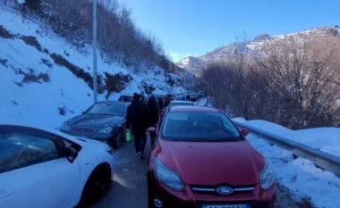 Bllokohet rruga drejt Dardhës, turistët zgjedhin të shkojnë në këmbë