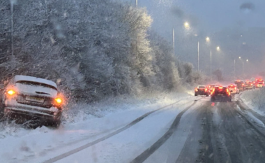 Dëborë, erëra të forta dhe temperatura të ulëta, moti i keq godet Britaninë (VIDEO)