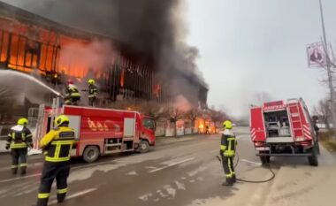 Zjarr masiv në një qendër tregtare në Kosovë (VIDEO)