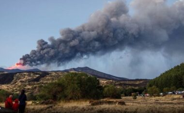 Shpërthen vullkani Etna, dy hapësira ajrore të mbyllura në aeroportin e Katanias