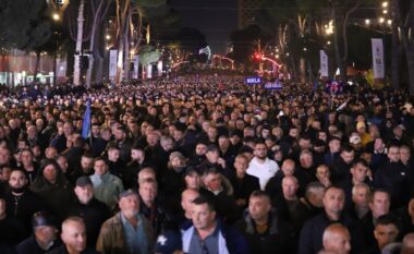 Tensionohet situata, lëndohet një efektive e policisë te Kryeministria