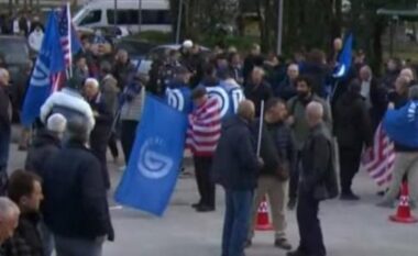 Në pritje të nisjes së protestës, qytetarët mblidhen në selinë e PD-së