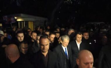 Berisha lë selinë blu, i bashkohet qytetarëve në protestën para kryeministrisë