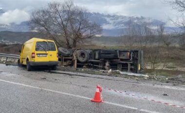 EMRAT/ Detajet e aksidentit tragjik në Gjirokastër, makina e ushtrisë po transportonte materiale të arkivit