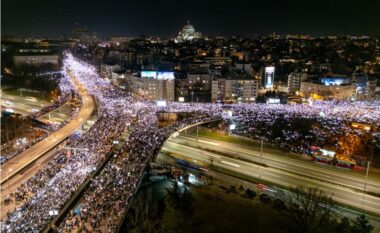 Protestat masive në Serbi! Analiza e CNN: Si po rrezikohet rrëzimi i një presidenti të linjës së ashpër nga një tragjedi në stacionin e trenit?