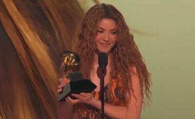 Shakira emocionale në Grammy, ia kushtoi çmimin e saj “vëllezërve emigrantë”