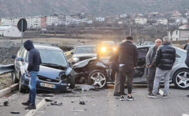 Aksident në Bulqizë, makinat përplasen ‘kokë më kokë’