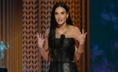 Fjalimi i Demi Moore në SAG Awards: Unë isha vajza e vogël që nuk besoja në vetvete