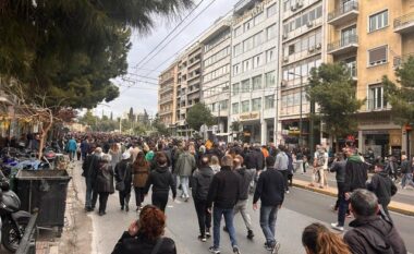 FOTO/ Greqia paralizohet nga greva, njerëzit mbushin rrugët e Athinës dhe qyteteve të tjera