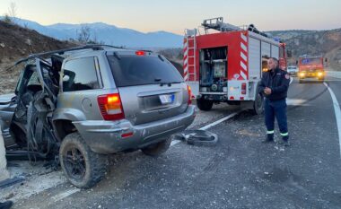 Aksident i frikshëm në Kolonjë/ Makina del nga rruga, plagosen çifti i bashkëshortëve